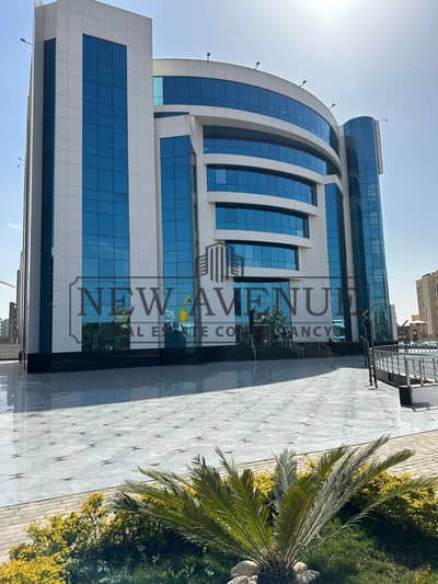 مكتب اداري بالدور الارضي بمساحة ١،٥٠٠ متر للايجار مباشرة علي التسعين الشمالي  التجمع  القاهرة