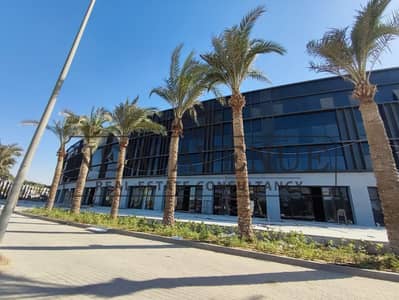 مكتب إداري مع موقف سيارات تحت للإيجار في lake view ، القاهرة الجديدة، مزود بمصاعد عالية السعة