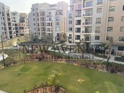 شقه استلام فوري لوكيشن مميز جداً يطل علي مساحات خضراء فى district 5 التجمع أقل سعر ٣ غرف فى الكمبوند