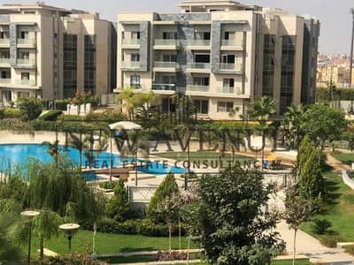 شقة ثلاثة غرف متشطبة موقع متميز اطلالة علي حمام السباحة للبيع في جاليريا مون ڤالي  بالقاهرة الجديدة