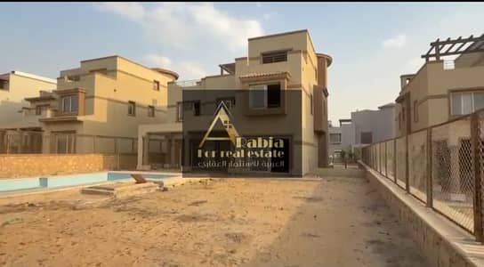 فيلا مميزة للبيع في بالم هيلز قطامية PK1 – فيو مفتوح وموقع مرتفع
