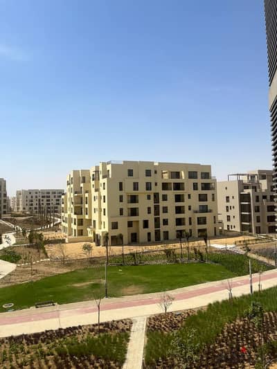 شقة مع جاردن  ريسيل للبيع متشطبة بالكامل استلام فوري في كمبوند أو ويست من اوراسكوم في أكتوبر على طريق الواحات مباشرة