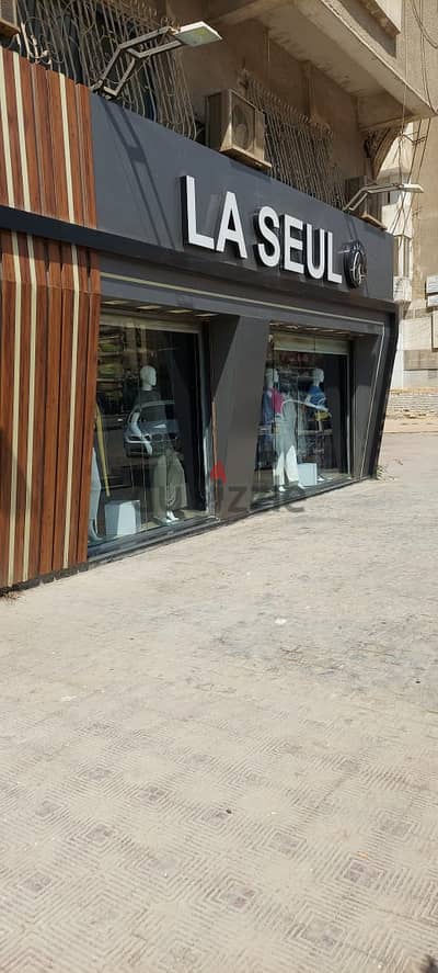 للبيع محل تجارى بمكان مميز عند سيتى ستارز تشطيب كامل مميز من المالك