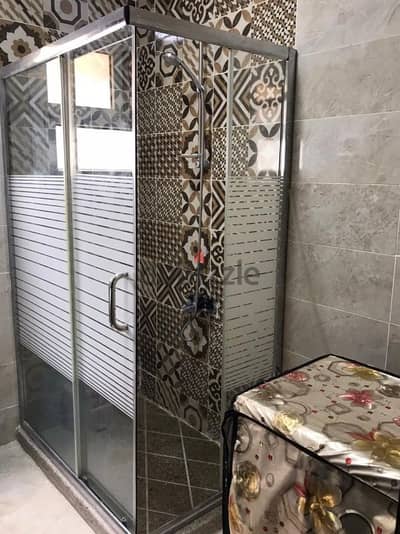 كابينة شاور بحالة الجديد لكن فيه ضلفة صغيرة مش موجودة