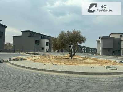 لسرعه البيع فيلا موقع مميز استلام فوري ريسيل اقل سعر في الماركت 3 غرف وجاهز للمعاينه  في اي وقت في Creek Town