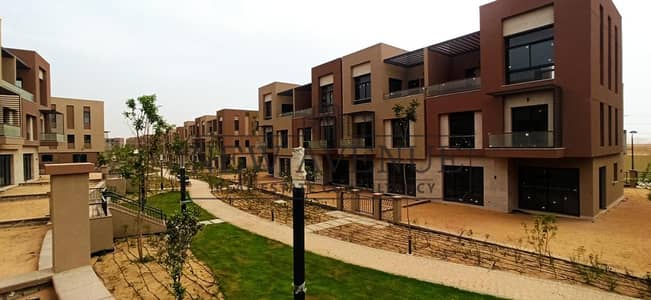 للبيع فيلا كورنر في ديستريكت 5 التجمع District 5 Marakez  على طريق السخنة نصف تشطيب بحديقة 260 متر وروف خاص ووغرفة خادمة موقع متميز بقلب المشروع