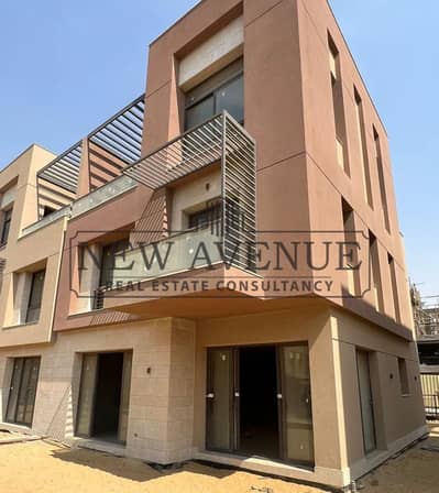 للبيع  تاون هاوس كورنر في ديستريكت 5 التجمع District 5 Marakez  على طريق السخنة نصف تشطيب بحديقة 260 متر وروف خاص ووغرفة خادمة موقع متميز بقلب المشروع