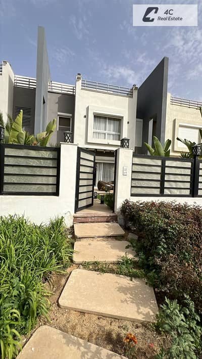 للإيجار تاون هاوس 250 متر مفروش بالكامل 4 غرف موقع مميز وجاهزه للمعاينه في Hyde Park