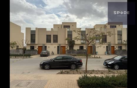 موقع مميز لتاون هاوس 245 متر – تشطيب كامل – جاهز للاستلام