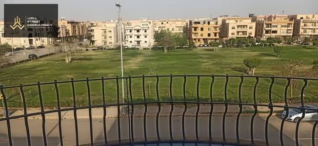 شقة للبيع متشطبة فيو مفتوح على جاردن واسع استلام فوري بالكامل داخل فيلات الياسمين 7 التجمع الأول برايم لوكيشن بالقرب من بتروسبورت والتسعين الشمالي