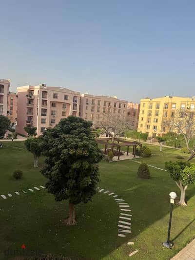 For rent in Al-Rehab 1, a 90m apartment next to the market and services, a prime location with a wide garden view at an unbeatable price, two bedrooms, second floor