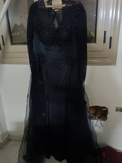 فستان اسود سواريه