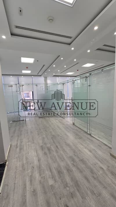 مكتب متشطب بالكامل مع التكيفات  في ليفن سكوير مساحه مفتوحة  Leven Square New Cairo