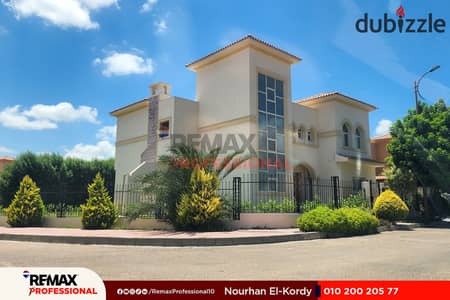 Open view of the golf course Private garage Ready to move villa for sale 1019 m Alex West