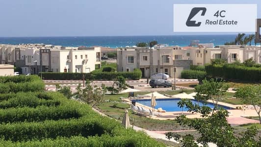 شاليه 115 متر مربع متشطب بالفرش للبيع في أمواج، الساحل الشمالي. غرفتا نوم - فيو على البحر وحمام سباحة -