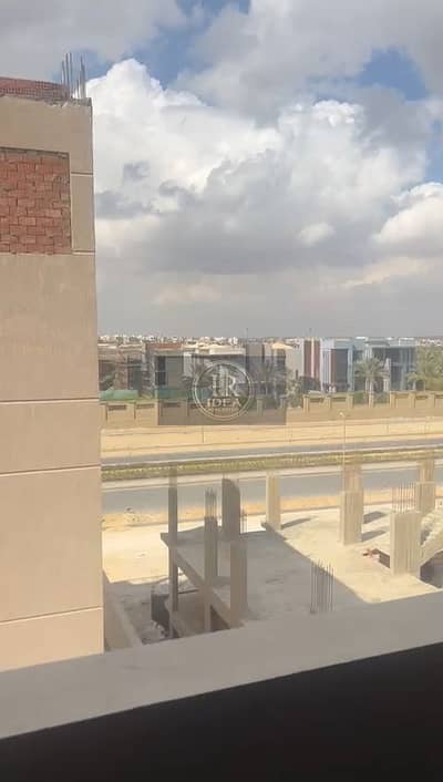 شقه ف حى الاندلس  مطل على الواجهه و تانى صف من قطاميه ديونز و الجامعه الامريكيه و الخدمات و دقائق من ميفيدا