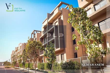 شقة للايجار في كمبوند فيفث سكوير المراسم جاهزة علي السكن مفروشة بالكامل بفيو مفتوح علي لاند سكيب