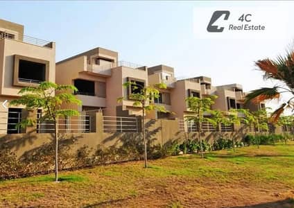 Middle Townhouse Very prime location for sale in Palm Hills New Cairo, ready to move in with a very prime location