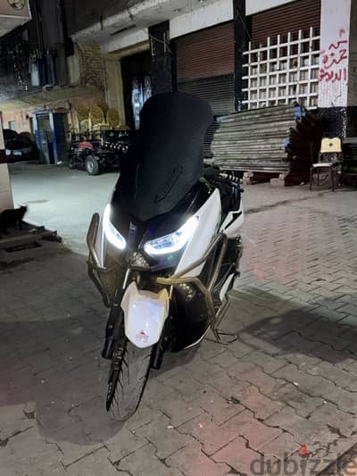 سكوتر هوجان ن ماكس ٢٠٠
