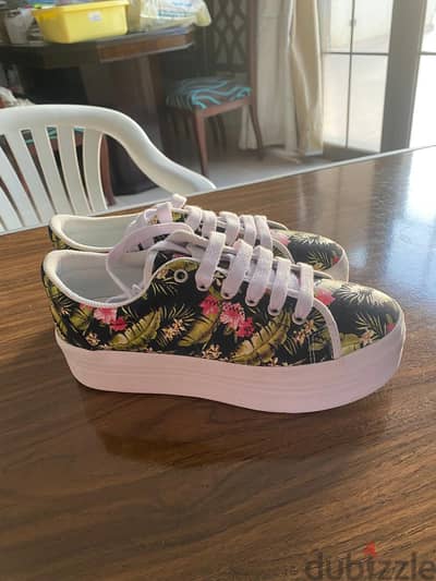 New women's shoes made in Vietnam size 39