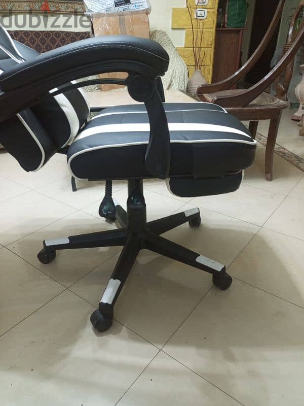 UNIQUE GAMING CHAIR 5