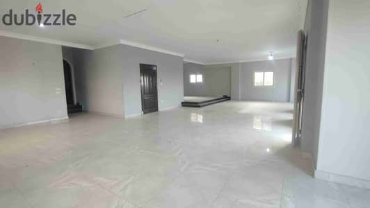 Apartment for rent, suitable for administrative use in Al Tagamoa, 350 m², south of the Academy, or for residential use.