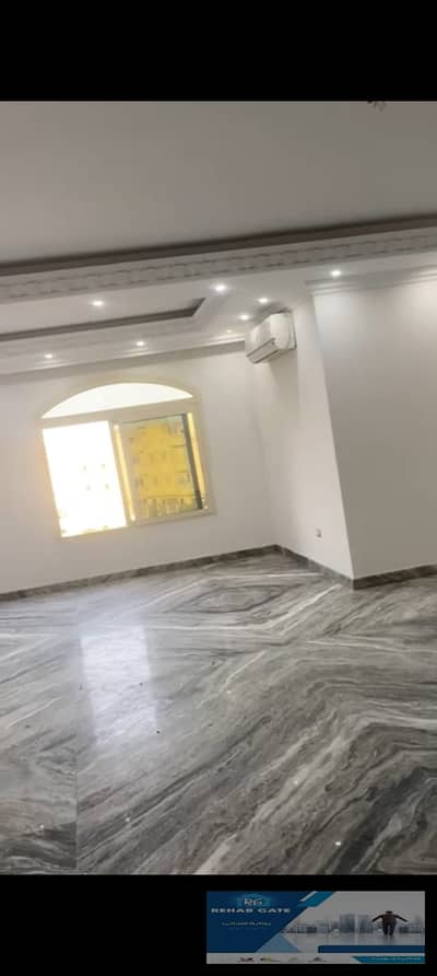 شقه للايجار300 متر  بالمطبخ والتكييقات والاجهزه  بمنطقه فيلات البنفسج امام ووتر واي وشارع التسعين الشمالي تشطيب سوبر لوكس  الطابق التاني يوجد اسانسير