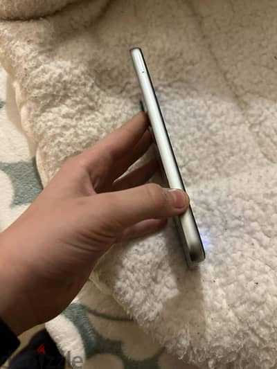 تلفون samsung a24 مستخدم سنه ١ و معاه علبه و جراب مفهوش اي مشكله