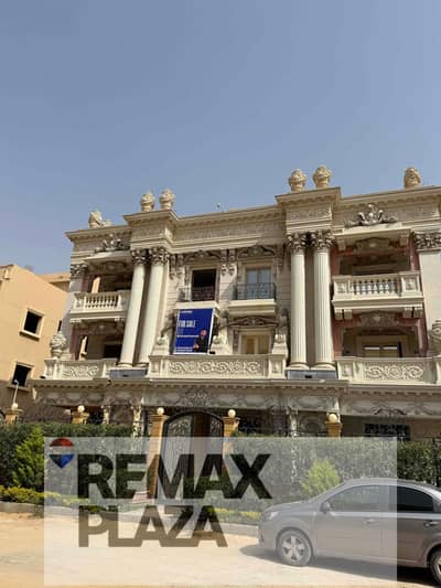 تريبلكس بنظام فيلا مع Private Club House وحمام سباحة. . دقيقة من التسعين!"