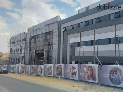محل ارضى مساحة85م+105 اوت دور متشطب بلايف مول الشروق ملاصق مول مصر ايطاليا والجامعة البريطانية.
