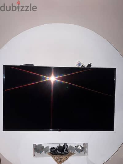 شاشة lg 4k 60hz نضييفة جدا زي ما واضح فل صورة