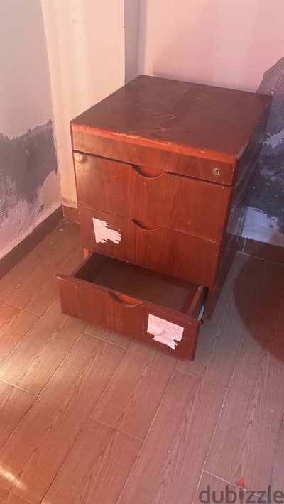 An office desk of 3 pieces