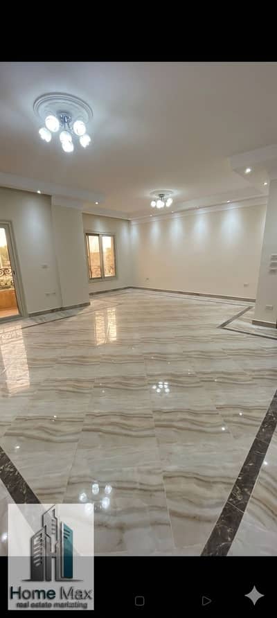 شقة للايجار  بالمطبخ والتكيفات الحي السابع على شارع رائيس الشيخ زايد