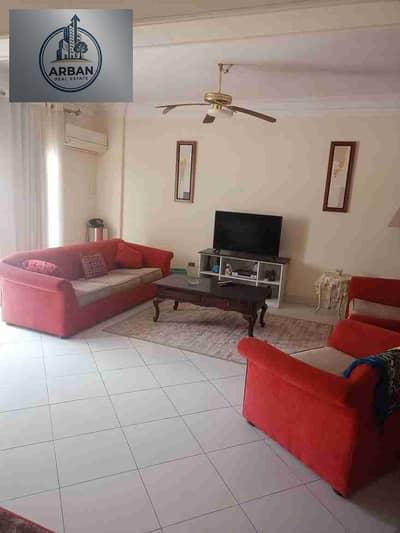 For daily rent, a furnished apartment in Maadi, first Algeria Street, very upscale and quiet, next to services, restaurants, and transportation.