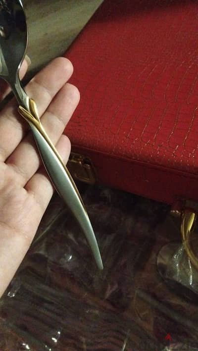 ٢شنط ملاعق وسكاكين وشوك شبه الجديد الواحده٤٠٠٠ج