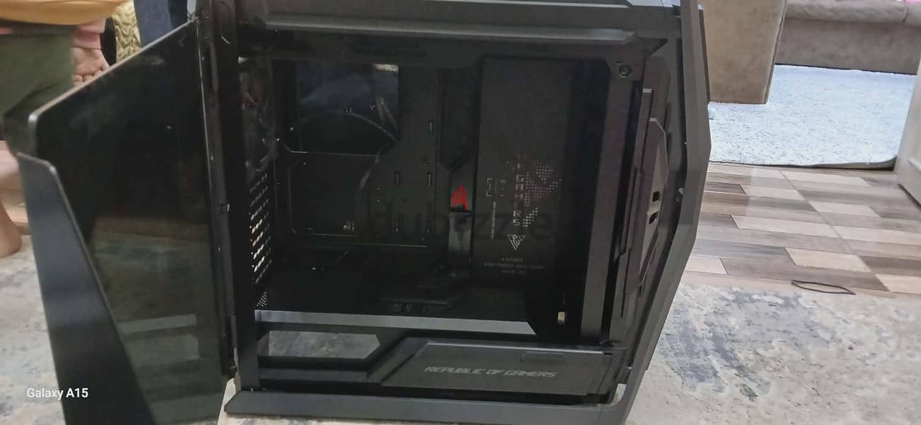 ASUS ROG Hyperion GR701 3