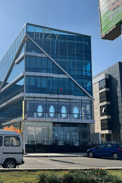 محل دور ارضي متشطب بالتكييفات في ريتزي مول للبيع فوري و على الواجهة الرئيسية
