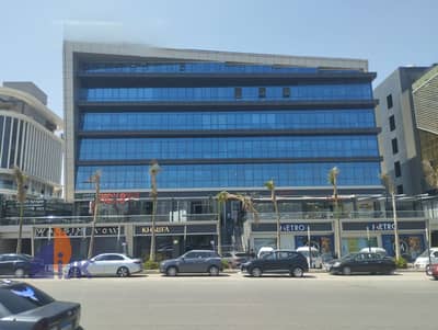 Commercial shop for sale, ready for immediate occupancy, currently leased to a jewelry brand with a monthly return of 180,000 EGP, located on North 90
