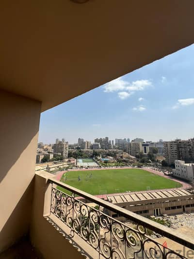 شقة في احمد عرابي، ٢٥٥ متر ، دور تاسع ، بلكونة امامية ، نص تشطيب،بجراج