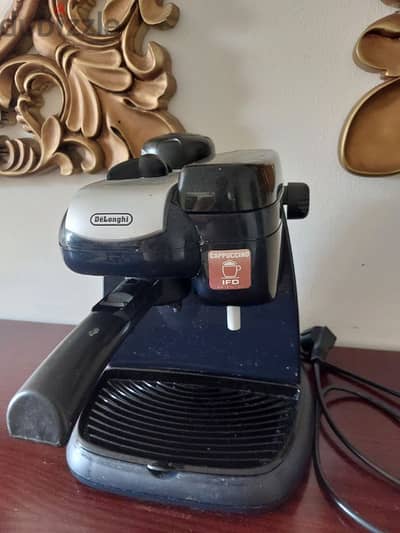 ماكينه قهوه delonghi استعمال خفيف جدا كالجديده ٤٠٠٠ جنيه