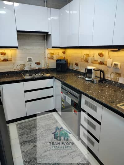 شقة لقطة للايجار مفروشة داخل كمبوند فرش مودرن اول سكنA great deal on a furnished apartment for rent in a modern compound, first occupancy.