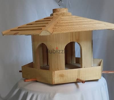 **خصم 30%** بيت إطعام عصافير خشب طبيعي – تصميم مخصص للحدائق والبلكونات