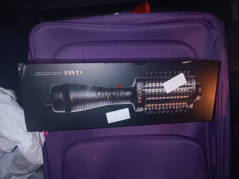 Clara hot brush and styler 1