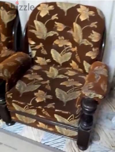 انتريه مكون من اربع كراسي وكنبة