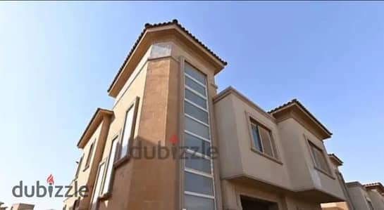 ميدوز بارك كمبوند فيلا مستقلة  للبيع في ميدوز بارك، على أرض مرتفعة. تتكون من 4 طوابق سكنية: فيو كامل