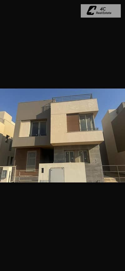 فيلا مستقلة مودرن بتصميم مميز للبيع في كمبوند بالم هيلز القاهرة الجديدة – موقع مميز جدًا وجاهزة للاستلام