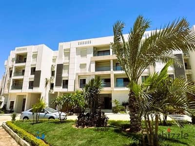 شقة مميزة متشطبة بالكامل بالتكيفات و المطبخ كورنر خصم ڤيو علي اللاند سكيب بجوار سيتي سنتر الماظه في كمبوند الجار Al jar في شيراتون Shiraton