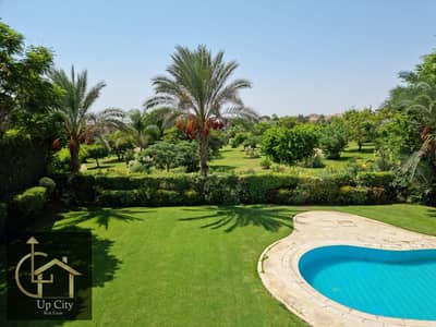 فيلا مفروشة صف اول علي الجولف مع حمام سباحة خاص ٧ غرف نوم للايجار في كمبوند قطاميه هايتس التجمع الخامس