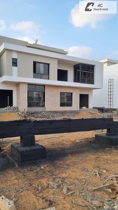 Under market price townhouse middle with down payment and installments in Hyde Park, Fifth Settlement, with the best layout and a very prime location.