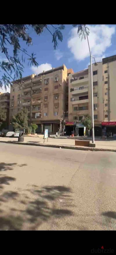 شقه للبيع  250 متر فى ٦ أكتوبر الحى الثالث مجاورة ثالثه امام المعهد العالى للهندسه